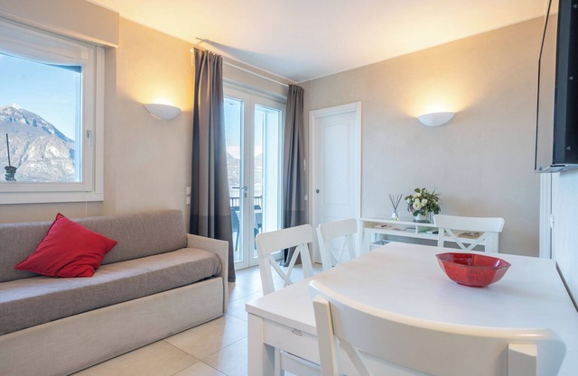 Roseta Caramel - lakefront apartment with terrace