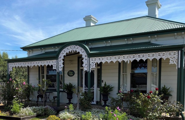 Rosevilla Heritage Home in East Devonport with private parking and free WiFi