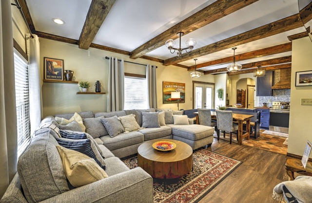 Rosewood Cottage Walk to Park Hot Tub Arcade Fire Pit Downtown 3 Min