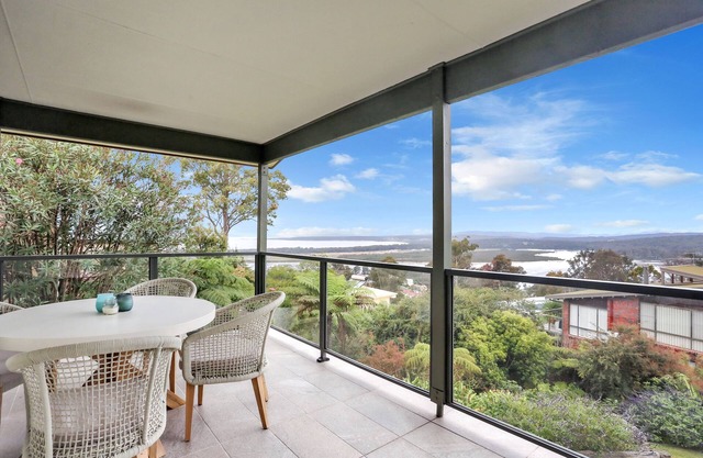 Rosie's Seaview- 3 bedroom home with lake to ocean views- 3+ nights