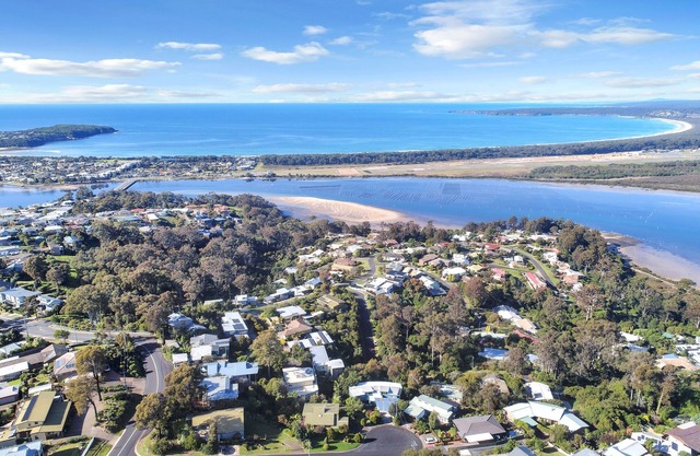 Rosie's Seaview- 3 bedroom home with lake to ocean views- 5+ nights