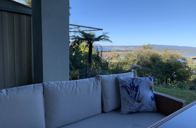 Rosie's Seaview- 4 bedroom home with lake to ocean views- 5+ nights
