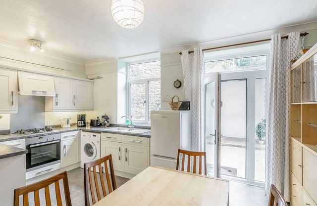 ROSSKEEN, family friendly, with a garden in Tideswell