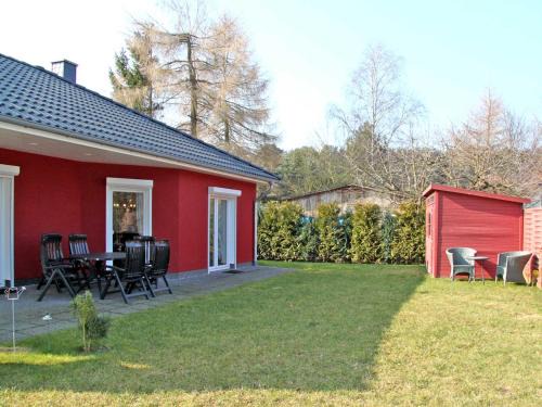 rotes Ferienhaus im Fischerdorf