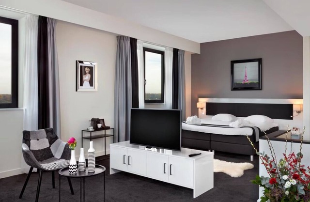 Rotterdam Convenience – Onsite Dining & Airport Access!