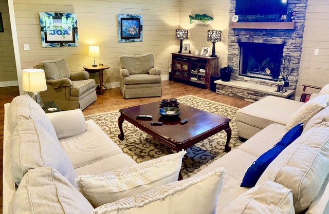 ROUGH RIVER LAKE Hot Tub, Pool, Grill, Fire Pit, Party Garage