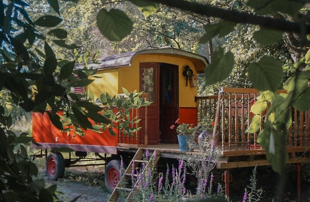 ROULOTTE TZIGANE DROME, AU BORD DU RUISSEAU Ideal for a quiet weekend break