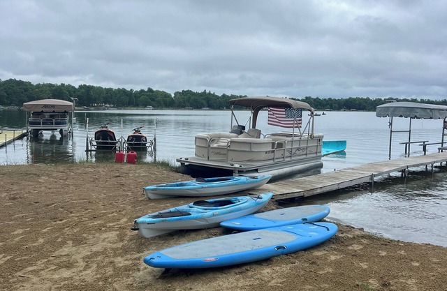 ROUND LAKE LAKE HOUSE Beautiful lake home on the water with sandy beach
