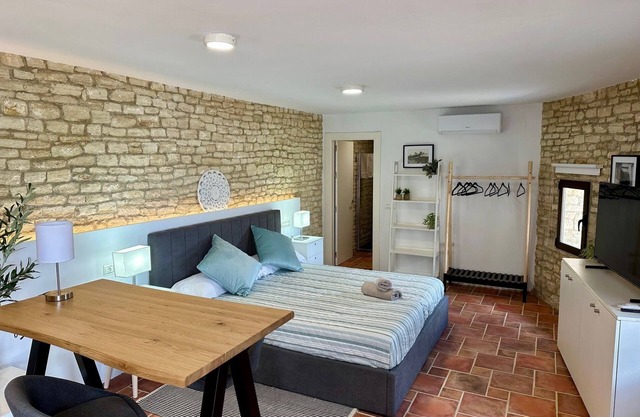 'Round Stone Room 5' with Mountain Views, Private Pool and Wi-Fi