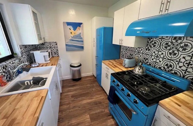 Route 66 Bodacious Bungalow w/AC, Fully Fenced Yard, W/D, 4 Smart TVs Downtown