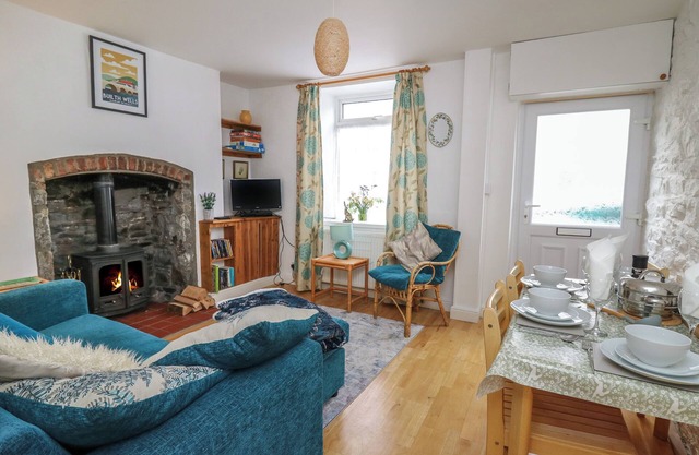 ROWAN COTTAGE, pet friendly, with open fire in Builth Wells