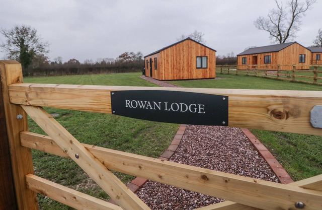 ROWAN LODGE, pet friendly, with a garden in Etwall