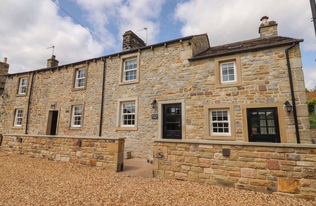 ROWAN TREE COTTAGE, pet friendly, with hot tub in Skipton