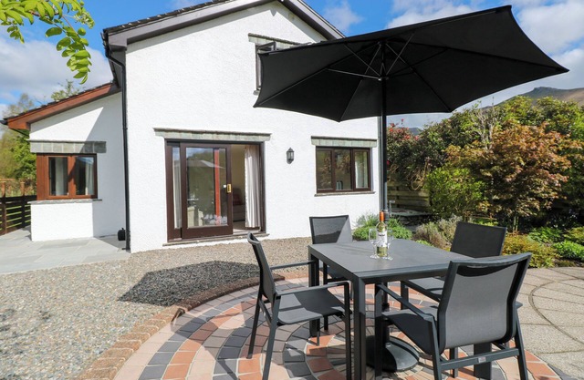 ROWANBERRY COTTAGE, with a garden in Grasmere