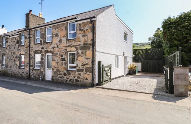 ROWARTH, pet friendly, character holiday cottage in Nefyn