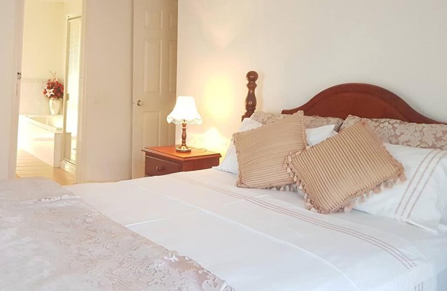 Roxy - A Spacious Cosy Getaway - Near Mel Airport