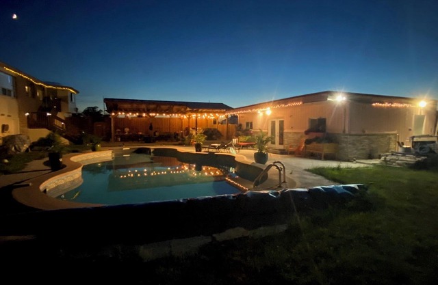 Royal BnB #1 w/private attached bath and kitchenette. @Royal DeMaria's Winery