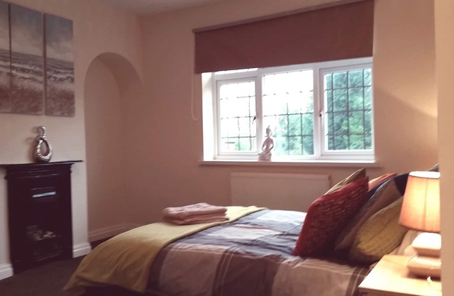 ROYAL STOKE DOUBLE ROOM EN-SUITE/NEWCASTLE/STOKE ON TRENT