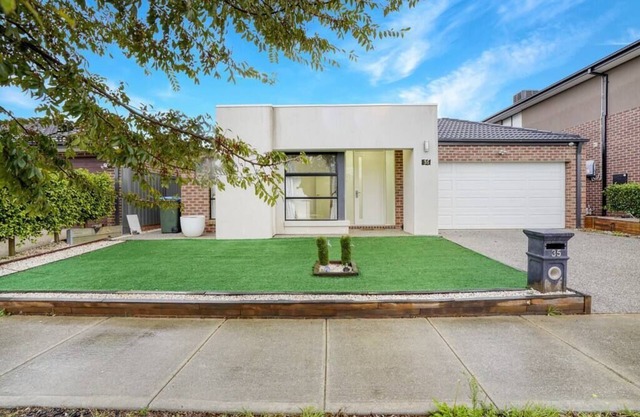 Royal Vintage Central Tarneit Family Entertainer*