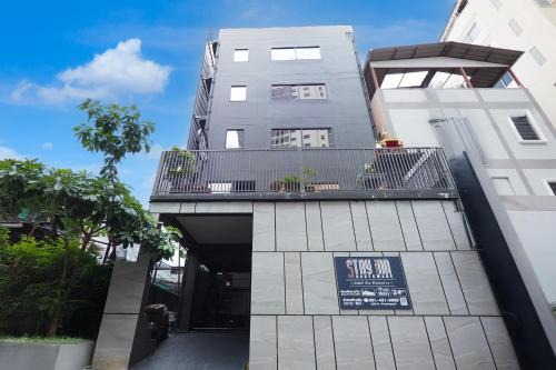 RQ Bangkok Huai Khwang by Collection O
