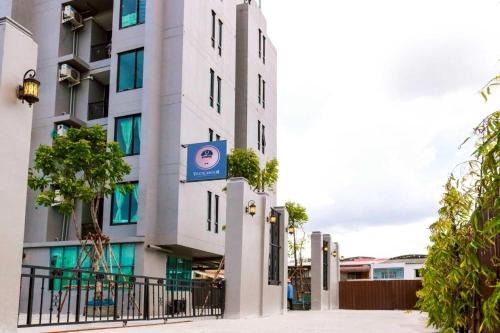 RQ Bangkok Sukhumvit 107 by Collection O
