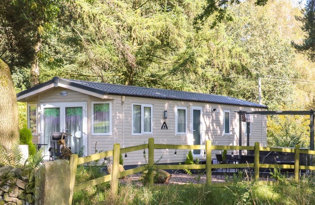 RUBYS RETREAT, with hot tub in Leek