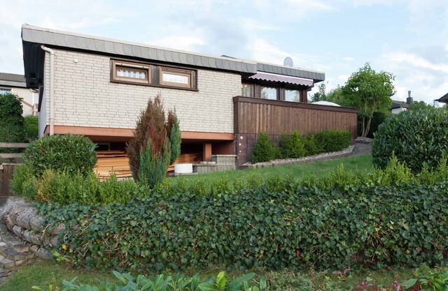 Ruhiger Bungalow am Hennesee mit Terrasse