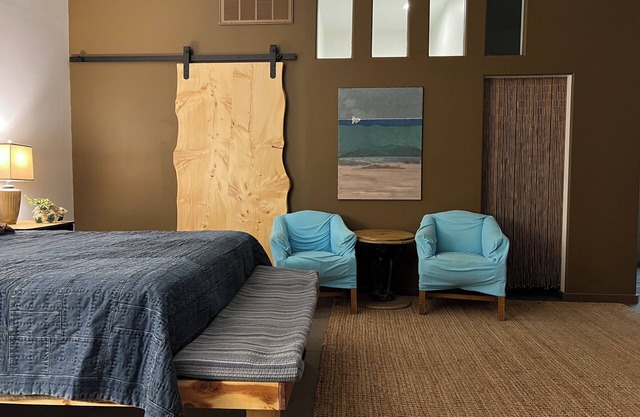 Ruidoso Valley studio apartment, WiFi, AC, nite sky @WoodSwan furniture wkshop
