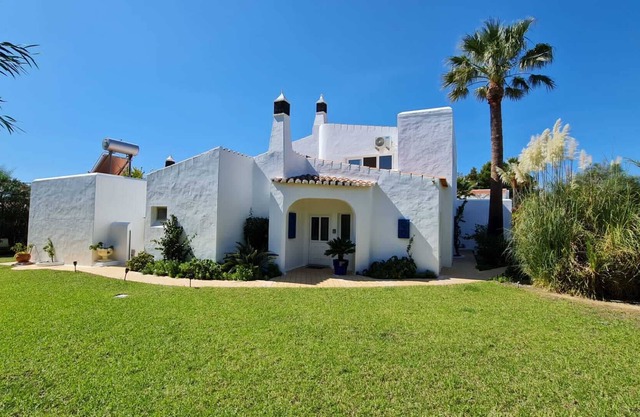 Ruim comfortabel huis met zwembad, zeezicht, privacy en toch vlakbij het strand.