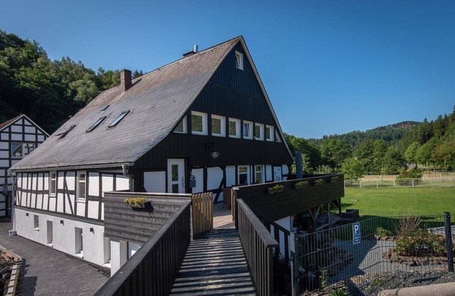 Ruim Sfeervol Appartement met Tuin Midden in de Natuur in de Buurt van Winterberg