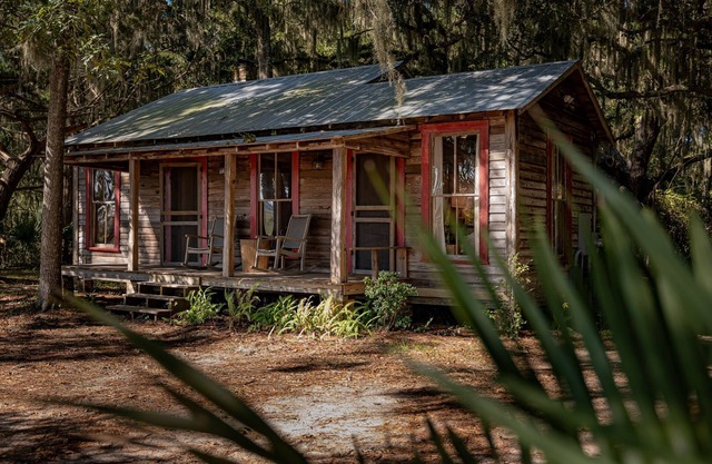Rum Runner's Cabin w/docks, pool, & private firepit on Emma's Driftwood Farm