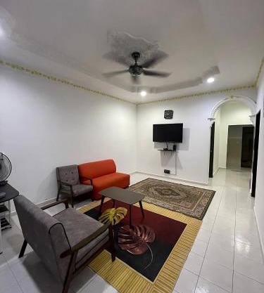Rumah near KT Atas Tol - WiFi, parking & Netflix