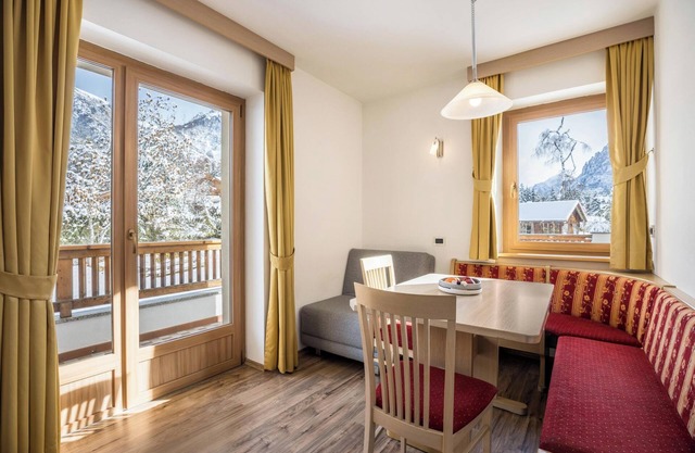 Runcac - Holiday Apartment Corn with Mountain View, Wi-Fi & Balcony