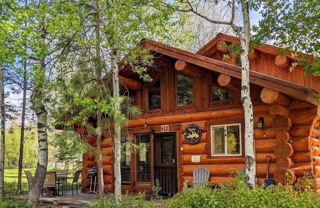 Running Wolf Cabin – 2 BR w/trail access, pool/hot tub