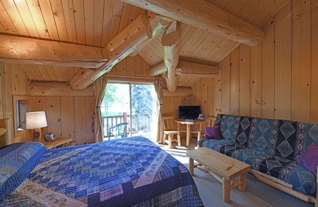 Running Wolf Studio – trail access, pool/hot tub, private balcony