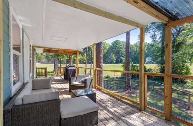 Runway Paradise: Relaxing getaway close to town