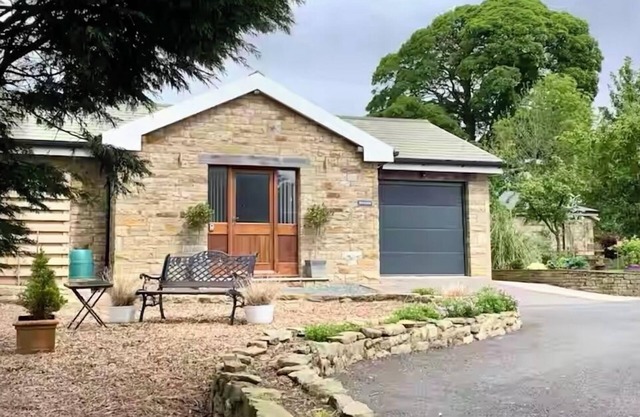 Rural bungalow with field views, walks & wildlife: sleeps 2 adults. WiFi,Parking