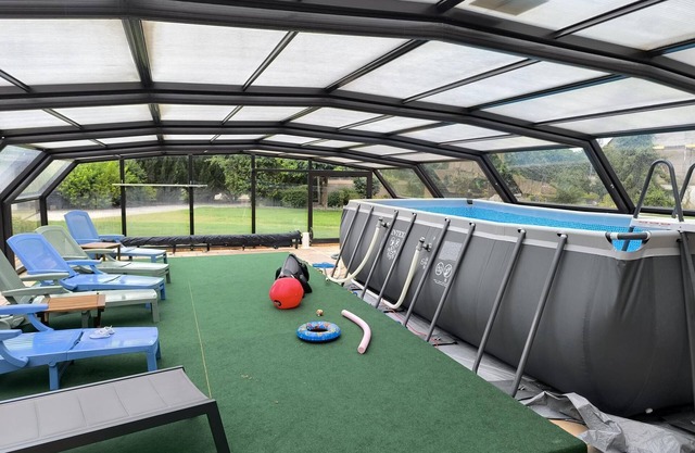 Rural Cottage, indoor swinming pool and spa, playg