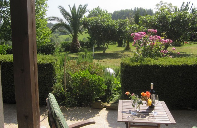 Rural apartment 70m2 plus terrace in a large house, 2km from Beranga and 12km from beaches