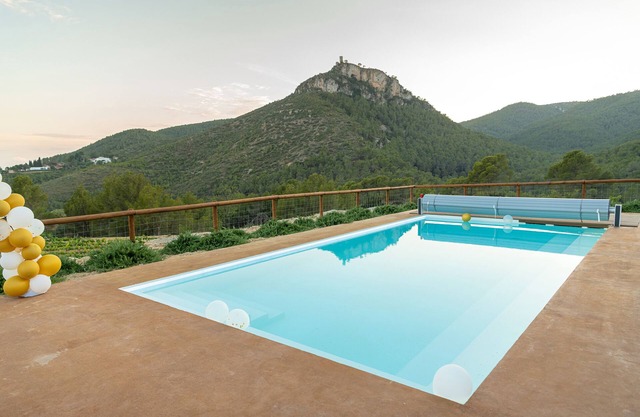 Rural getaway in the middle of the vineyards and relaxation in a dream swimming pool