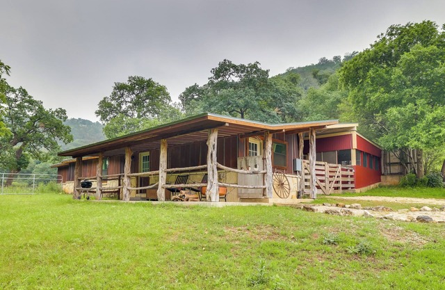 Rural & Horse-Friendly Cabin ~ 24 Mi to Bandera!