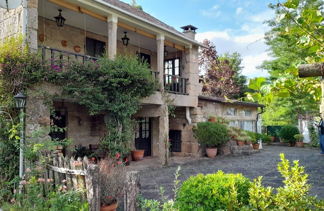 Rural house with magnificent garden near the Rias Baixas