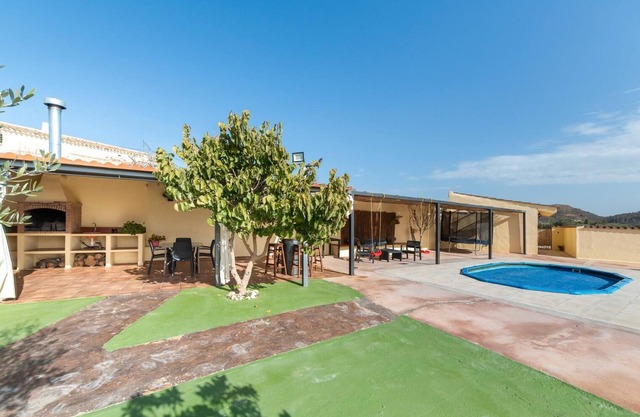 Rural house with pool and barbecue