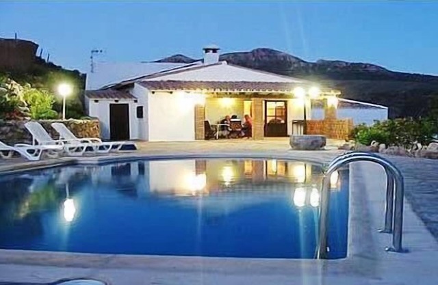 Rural house with pool in the hills