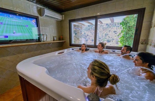 Rural house with private JACUZZI. 2-4 people C´ANTONIA