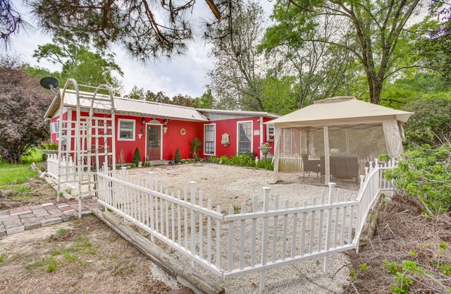 Rural Louisiana Vacation Rental w/Fire Pit!