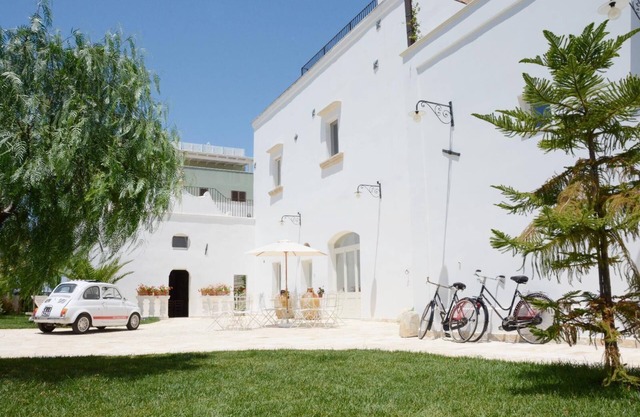 Rural mansion from the 1700s with swimming pool, hot tub and solarium.
