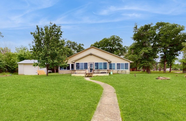 Rural & unique waterfront home on Lake Limestone w/dock, waterslide & sunroom