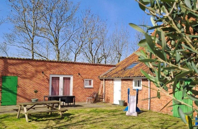 Rurally and centrally located four-person holiday home in Grijpskerke