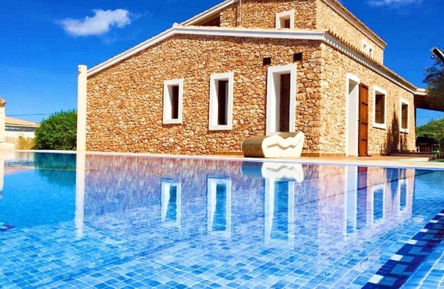 Rustic villa with large infinity pool and lawn
